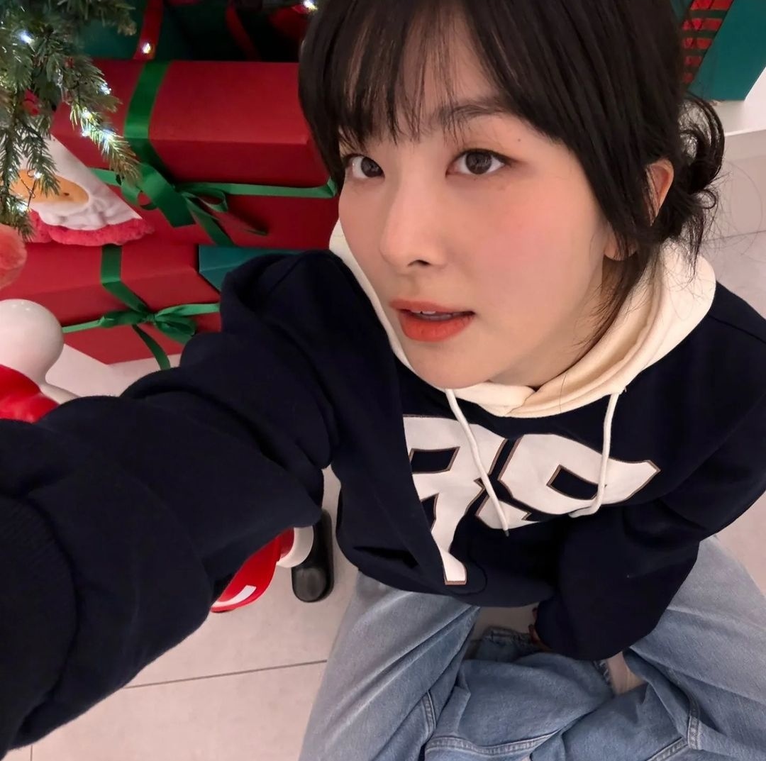 RVbubble's tweet photo. Seulgi bubble update
#redvelvet #irene #seulgi #wendy #joy #yeri #reveluv #kpop #bubble #redvelvetbubble #rvbubble #RtoV #seulgibubble #chillkill #Christmas #Xmas https://t.co/DgvuLrXvgi