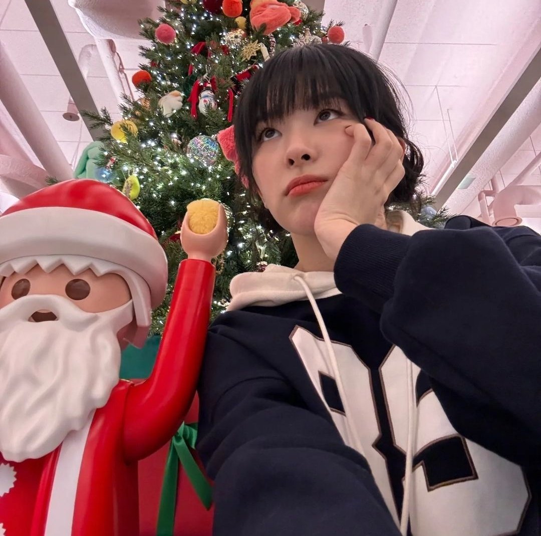 RVbubble's tweet photo. Seulgi bubble update
#redvelvet #irene #seulgi #wendy #joy #yeri #reveluv #kpop #bubble #redvelvetbubble #rvbubble #RtoV #seulgibubble #chillkill #Christmas #Xmas https://t.co/DgvuLrXvgi