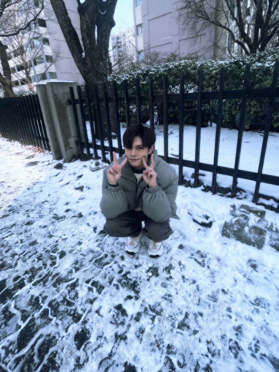 official_newID's tweet photo. [#L]
It's my first time celebrating christmas with snow but it's also my first christmas without lumpia and mango graham HAHA 🥲 Stay safe everyone and always be kind! Merry Christmas po! 🎄🎁❄️

#New_ID #뉴이드 #L #엘 https://t.co/3WWyzWhy0y