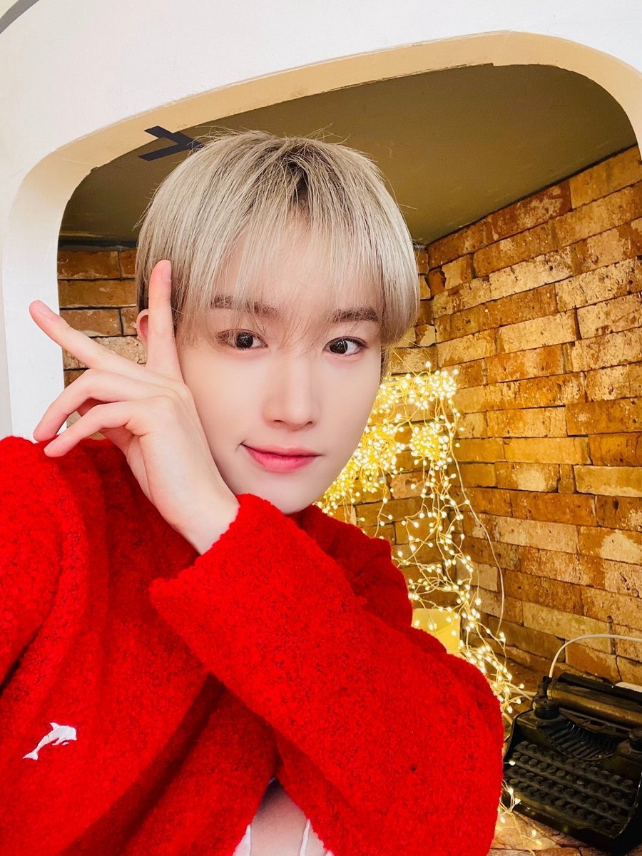 TPST_twt's tweet photo. [#혁] ❄️🎄Merry Christmas🎄❄️ ~~🤍🤍 https://t.co/1BlNMyRuyg