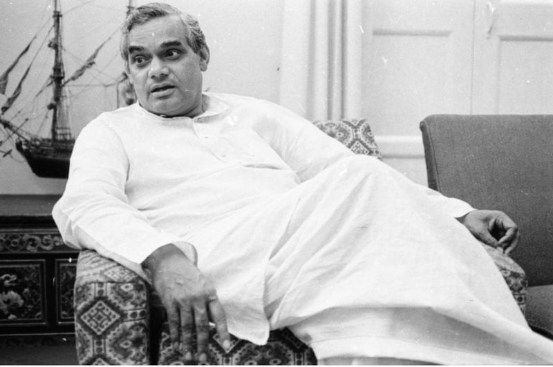 AnoopMishra011's tweet photo. बाधाएँ आती हैं आएँ, घिरें प्रलय की घोर घटाएँ, 
पांवों के नीचे अंगारे, सिर पर बरसें यदि ज्वालाएँ, 
निज हाथों में हँसते-हँसते, आग लगाकर जलना होगा, 
क़दम मिलाकर चलना होगा। 

#AtalBihariVajpayeeJi https://t.co/dqQVE6qBez