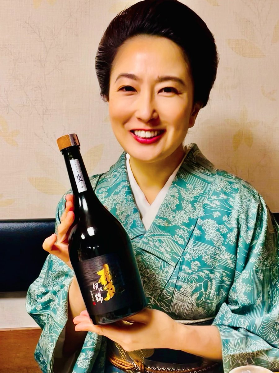AzumiMaria1's tweet photo. 料亭女将に化けて見ました
昔、榎木孝明さんと共演で演奏旅行した鹿児島伊佐市のお酒があって
嬉しくなりポーズしてます
笑ってください
#伊佐 #日本酒 #ピアニスト #焼酎 https://t.co/pteOWrupyF