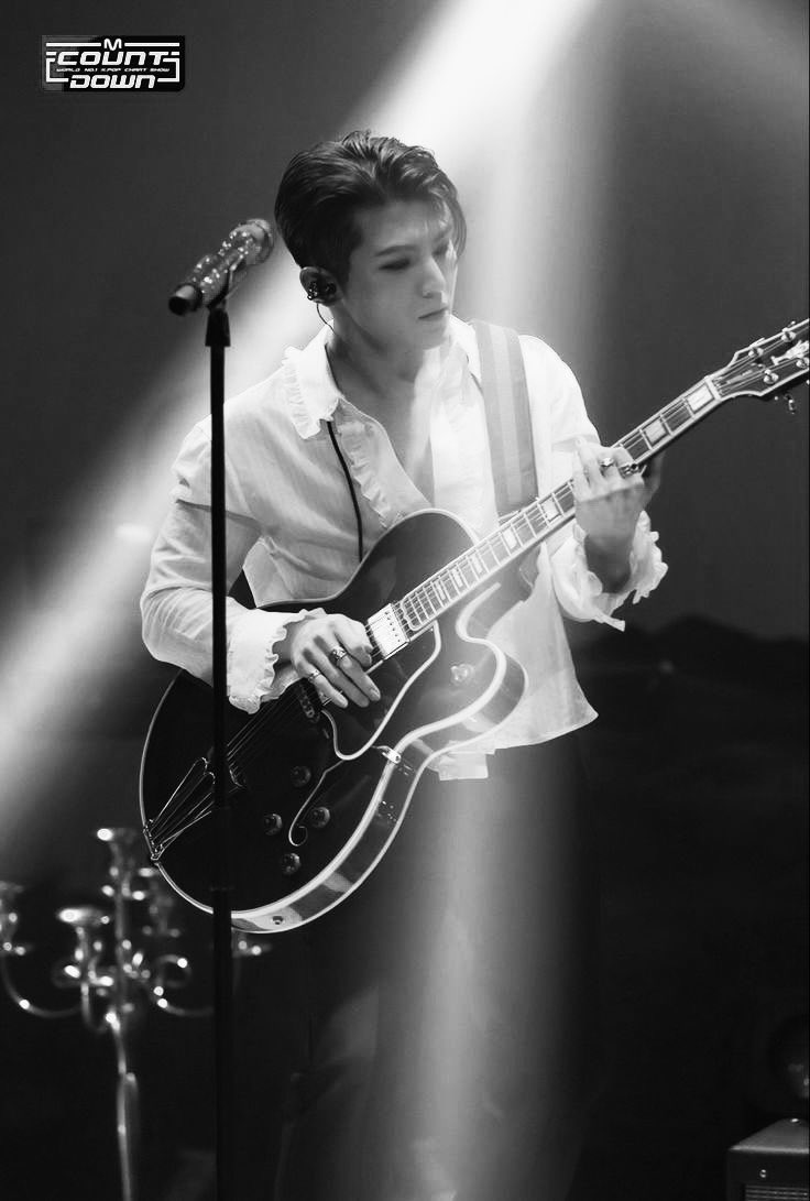 terramttr's tweet image. A coupszi/jicheol au between WZ, the frontman of a famous rock band, and SC, a rising star in the fashion industry. #plotideas