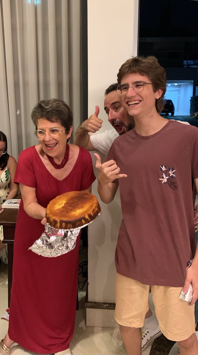 BiajoniTheo's tweet photo. e minha vó que tirou meu irmao no amigo secreto e deu bolo de fuba kkkkkkk https://t.co/NfEQFznhIj