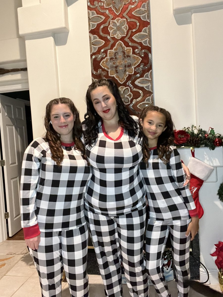 QueenNia220's tweet photo. Merry Christmas Eve from my family to yours https://t.co/eCC3u2f0RT