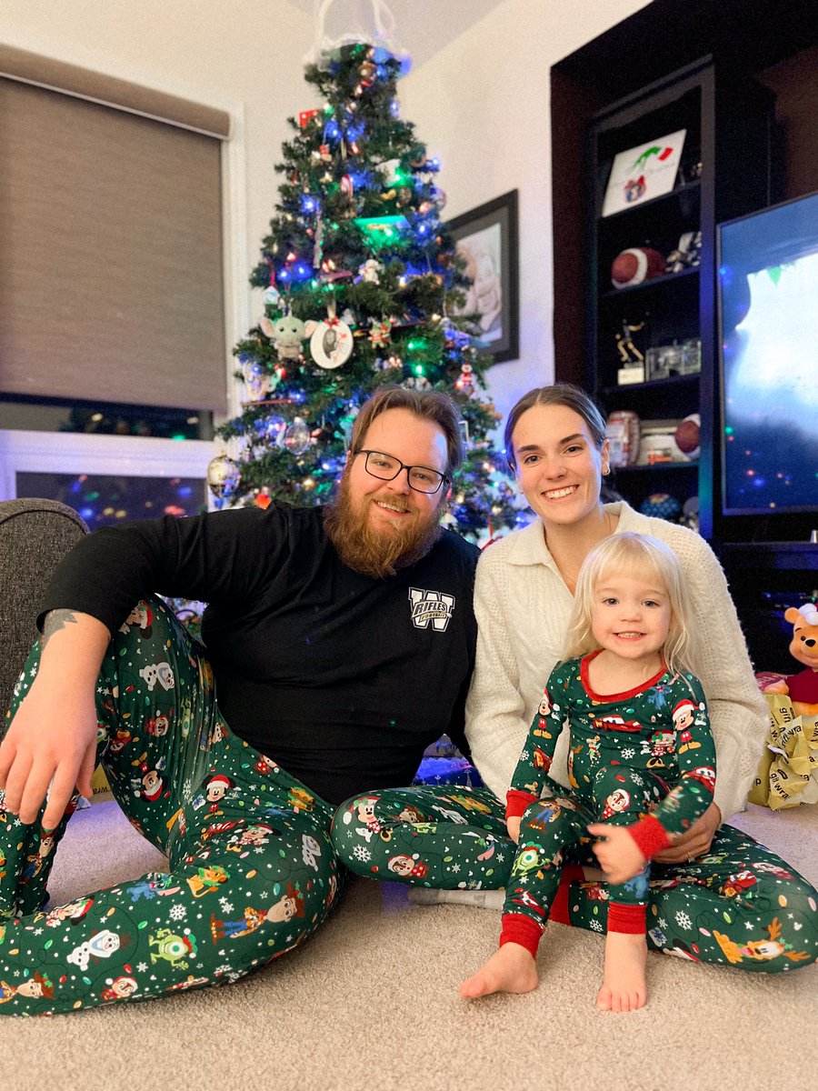 simplyyshea's tweet photo. merry christmas eve from The (soon to be) Hoel’s 🎄✨ https://t.co/v4hiYQN34v
