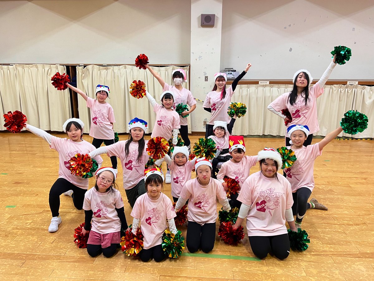 みなさま、メリークリスマス🎄✨

ユニバーサルチアダンスチーム
『FAIRYS(フェアリス)』から、
きらきら笑顔をお届けします🥰

素敵な一日をお過ごしください🙌

#ユニバーサルスポーツチーム
#チームきずなハウス
#モルック #スポーツスタッキング #トランポリン
#チアダンス #スラックレール