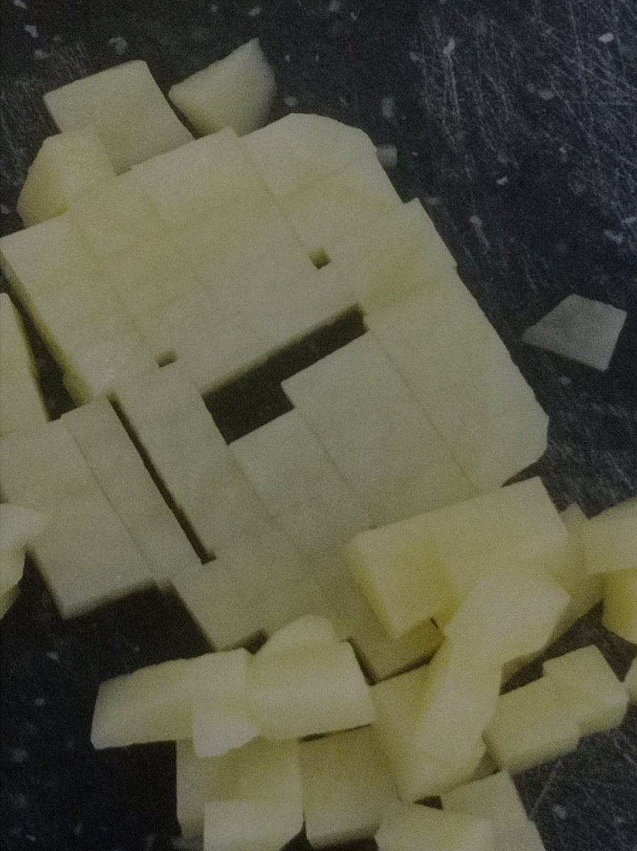 yakuni_m's tweet photo. I was cutting potatoes, I noticed that it looks like a face so I took a picture! What a silly little guy. Anyways, MERRY CHRISTMAS! 

#potato #picture #potato https://t.co/MIiH4dvrgq
