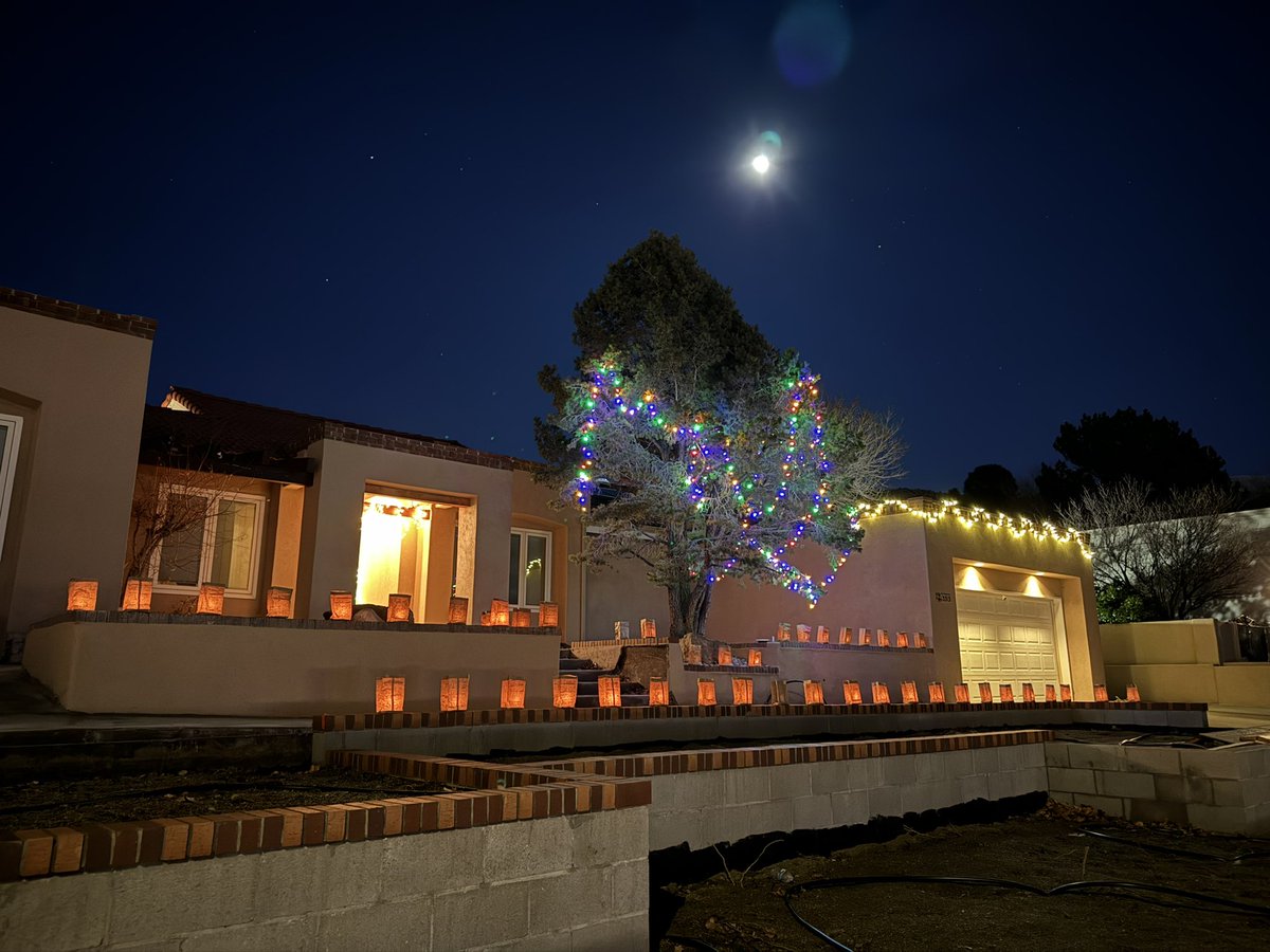 Ness_Scott's tweet photo. Christmas Eve in NM https://t.co/XzPIGP5blm