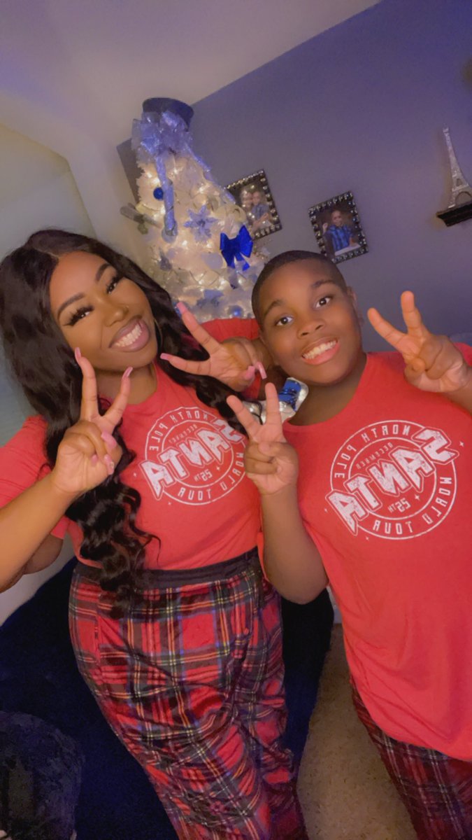 ashlie_ferrell's tweet photo. Merry Christmas from my family to yours! 🎄🎁🤶🏾😍 https://t.co/WUjOnVsMPu