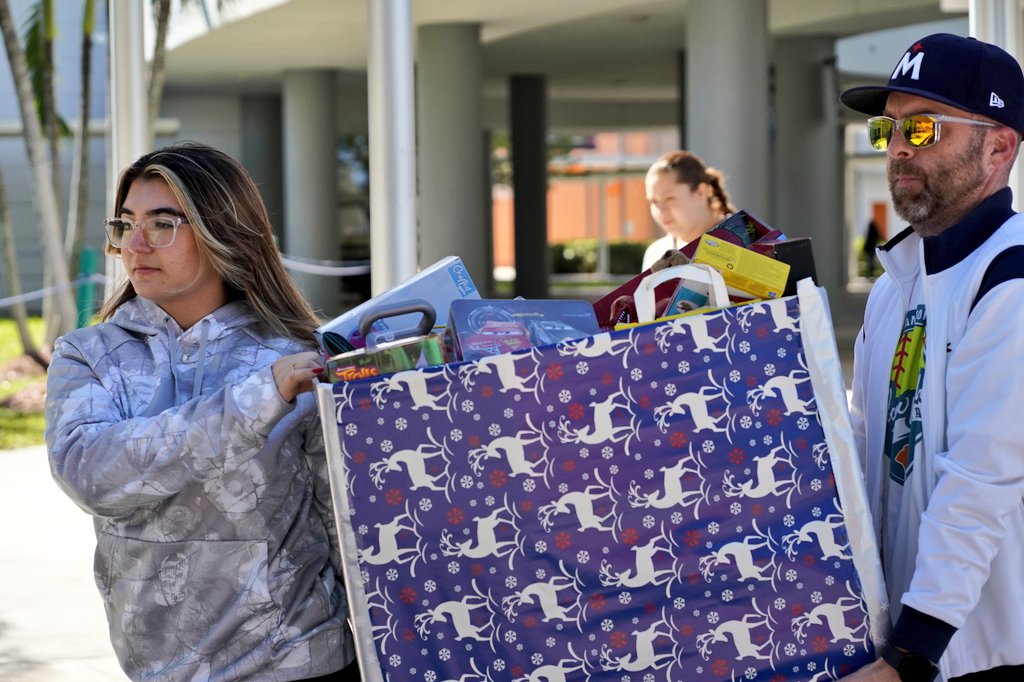 🌟 Huge thanks to the amazing students of @miamiartsstudio for their incredible support in the Mario's Soldiers toy drive! Your generosity shines bright. Special shoutout to RHO KAPPA and our stellar sponsor, Mr. Mike Pena! #CommunityHeroes #MariosSoldiers #ToyDrive2023