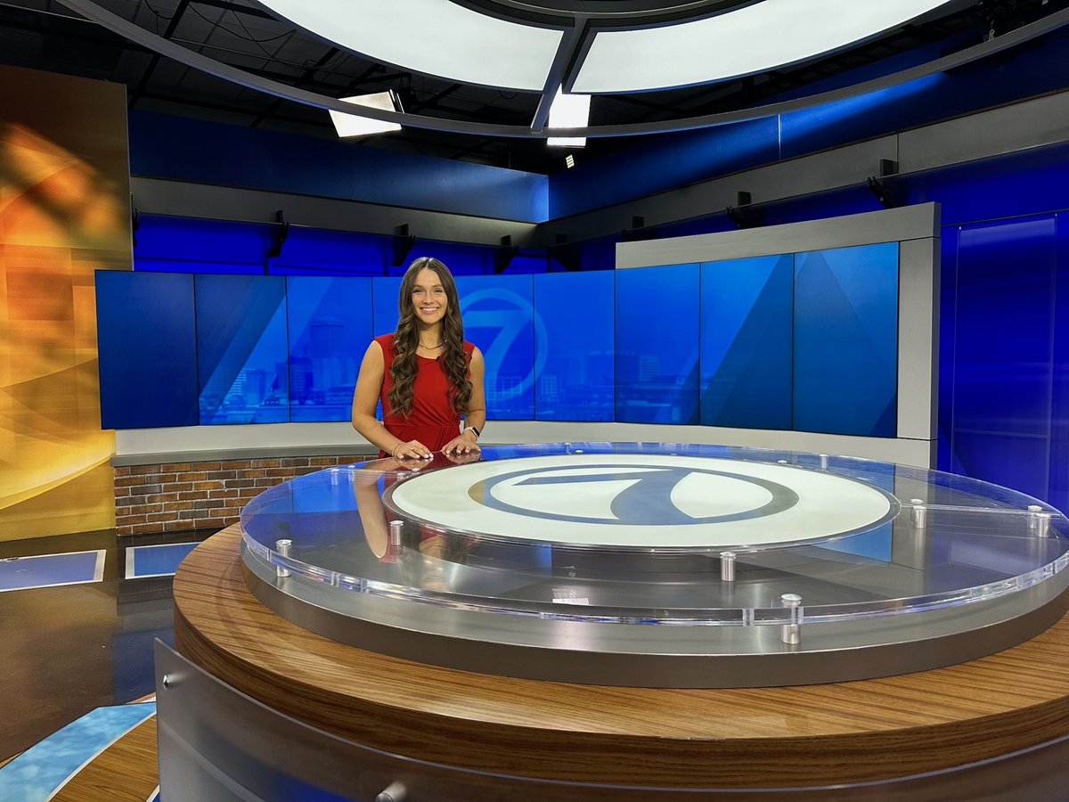 MaddieWISN12's tweet photo. Merry Christmas Eve! I'm on the anchor desk for the first time tonight! Be sure to tune in to @KETV tonight at 10 for the latest headlines and chances of snow in the area❄️ https://t.co/Cdour5r5Vk