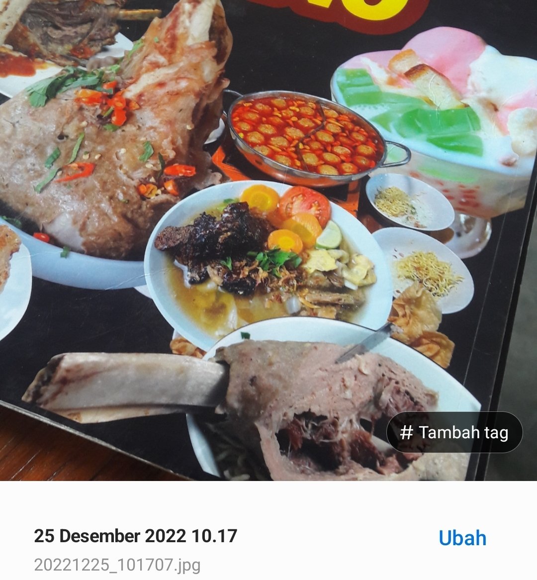 Natal Tahun lalu adalah Natal paling kelam buat saya, saya di titik 0. 

Sudah 3 hari sama sekali gak bisa beli Makanan, bertahan dengan ngambilin buah Sukun yg rontok di depan kost buat tak kupas, tak kukus trus tak makan.

Pas di hari Natal 2022 saya udah seharian gak tidur