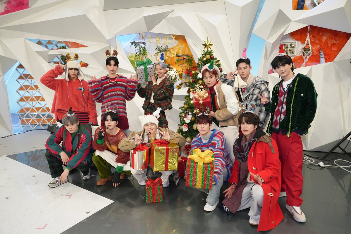 official_jo1's tweet photo. フジテレビ《 #めざまし８ 》
JO1が生出演させていただきました✨

ありがとうございました！
皆さま素敵なクリスマスをお過ごしください。

本日披露した'NEWSmile'と
'Happy Merry Christmas'は
こちらからCheck!!!

[#NEWSmile]
🥣 MV
https://t.co/EOdND2UK18
🥛Streaming
https://t.co/lgG6Y0obHQ

[#HappyMerryChristmas]
🎄JO1 PARTY ver.
https://t.co/UIa2Hvl3W9

#街中に響かせようJO1のハピメリ
#JO1