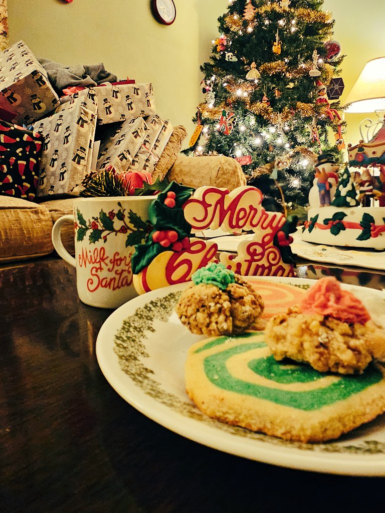 Mitsukris's tweet photo. Cookies and Milk have been left out for Santa Claus. 🎅

Merry Christmas to all, and to all a Goodnight! 🎄 https://t.co/wl7mpzFeXj