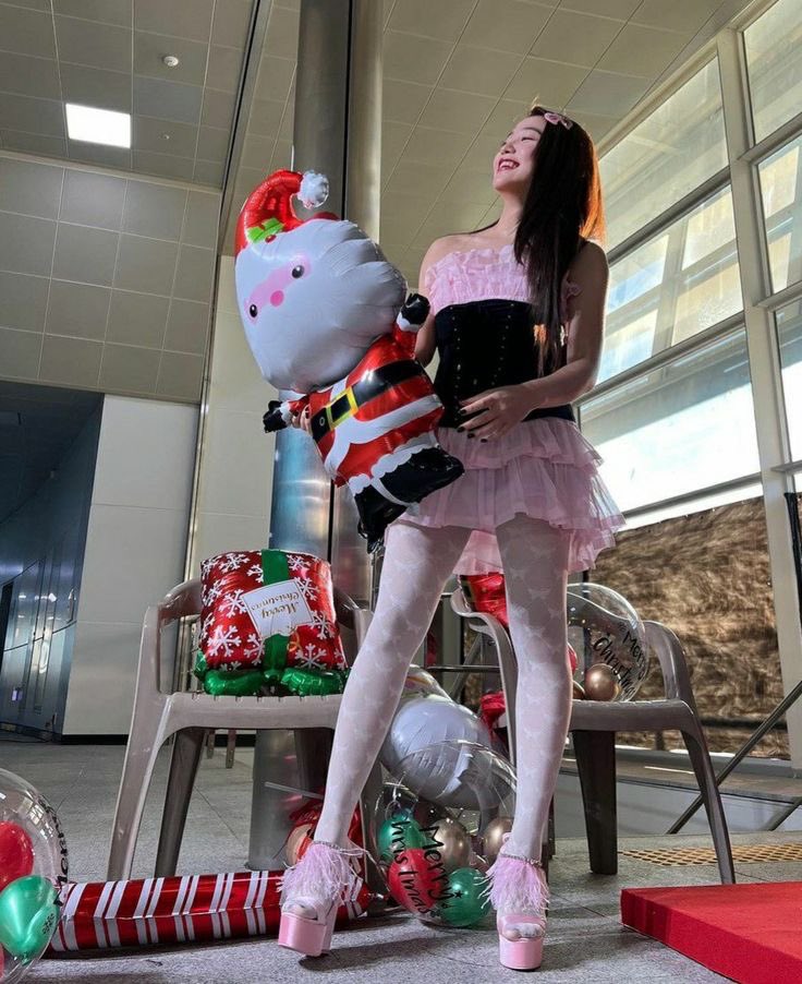 merry christmas from me and lil’ santa! 🎄🎅🏻