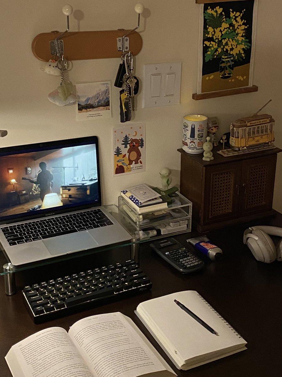 dawninadan's tweet photo. book journaling https://t.co/LjLb4qGiHA
