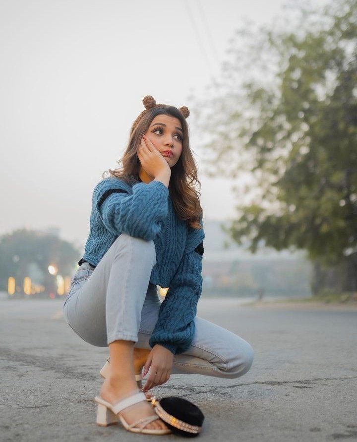 UmarFacts's tweet photo. Ok G 
Guess her Age 
Hint : she is from Lahore 
Ucp University semester ni batana 😂 ab guess kro bs . https://t.co/O3KYoEEcQj