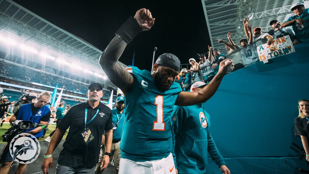 MiamiDolphins's tweet image. Hands up if you got the DUB! 🙌

#ProBowlVote + @Tua 
#ProBowlVote + @zachsieler 
#ProBowlVote + @RMos_8Ball 
#ProBowlVote + @HNYNUT_BERRIOS
