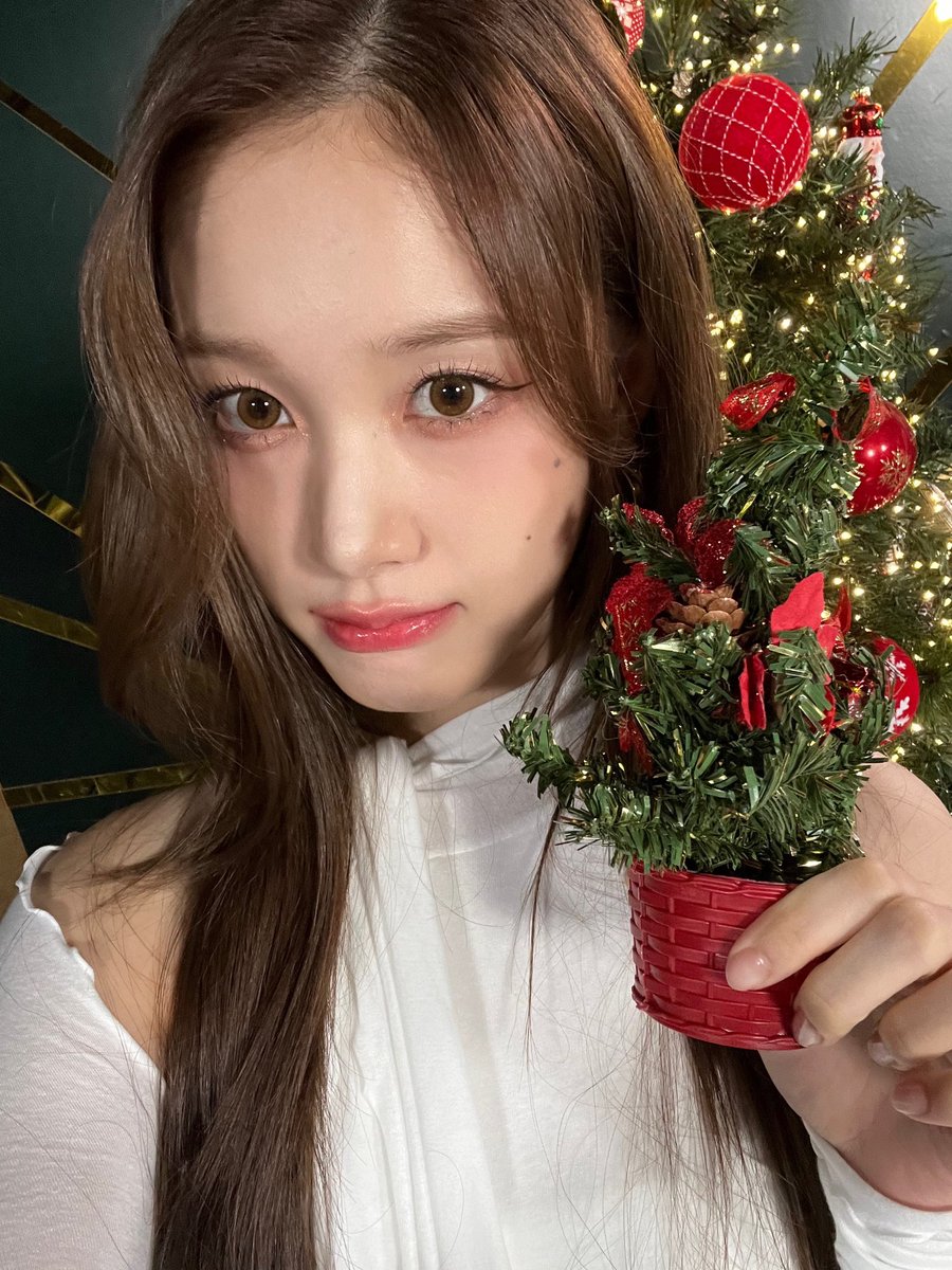 231225 Weverse Update

"Monday Fairy appears🧚🏻‍♀️🧚🏻‍♀️
Swith~!! Merry christmas><🎄🎄🎅🏻🎅🏻
It's a white christmas!!! 
The world is so pretty🤩 
The feeling of christmas is so clear now you can just ride the elevator and smell the food in your apartement" (1/3)

#J #STAYC #재이 #스테이씨