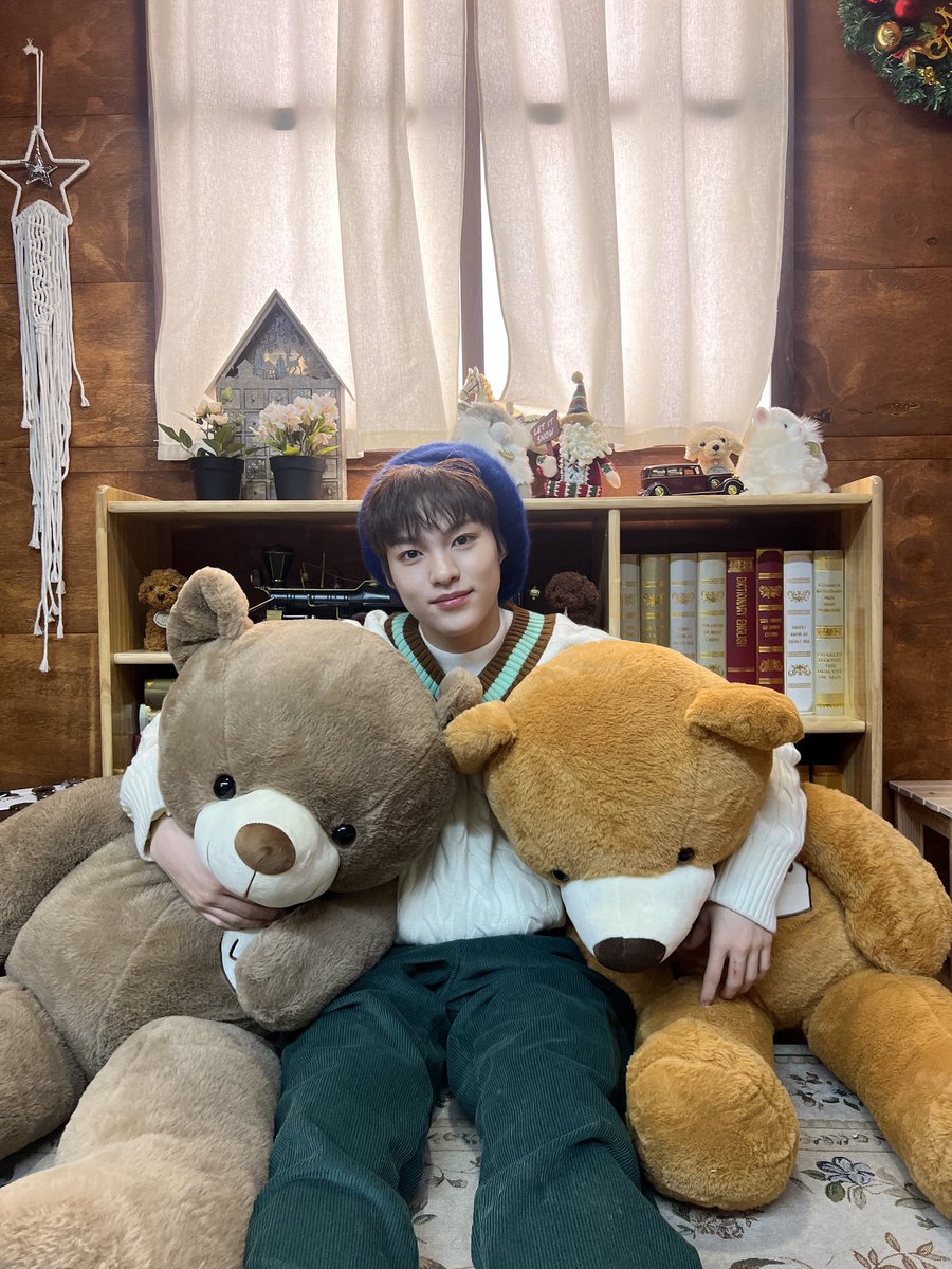 TOZ_YYent's tweet photo. [#TAKUTO]

メリークリスマス🎵
大きな熊は可愛いです💖
最近はとても寒いので熊と一緒に暖まっています✨

#TOZ #タクト https://t.co/u3weH8PVzR