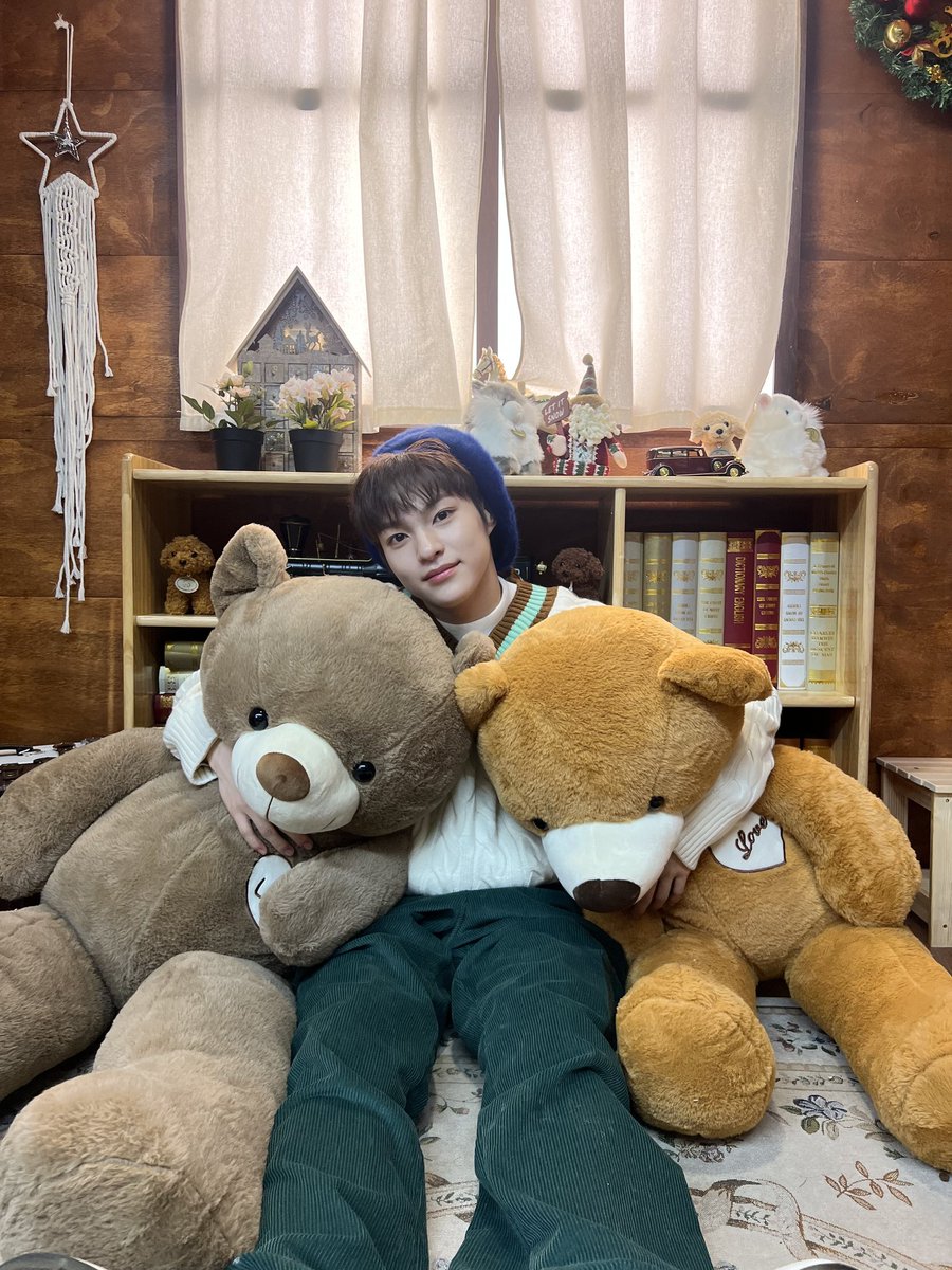 TOZ_YYent's tweet photo. [#TAKUTO]

メリークリスマス🎵
大きな熊は可愛いです💖
最近はとても寒いので熊と一緒に暖まっています✨

#TOZ #タクト https://t.co/u3weH8PVzR