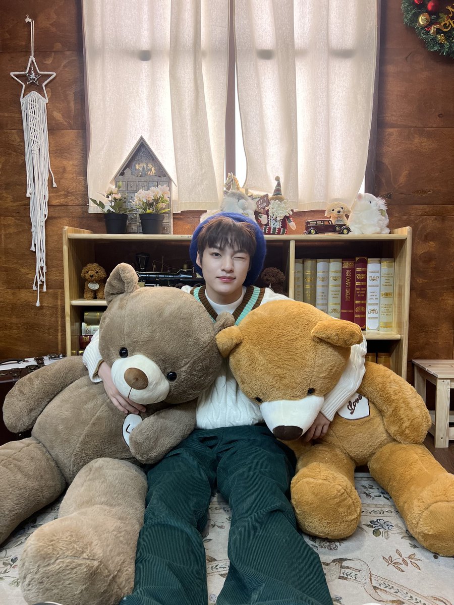 TOZ_YYent's tweet photo. [#TAKUTO]

メリークリスマス🎵
大きな熊は可愛いです💖
最近はとても寒いので熊と一緒に暖まっています✨

#TOZ #タクト https://t.co/u3weH8PVzR