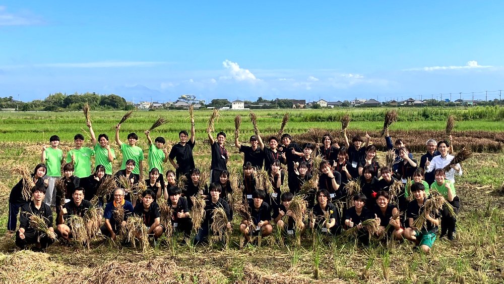 CUC_official's tweet photo. 12/30(土)22：00～22：15人間社会学部生が企画・運営した「千葉県誕生150周年記念 田んぼアート🌾in山武市」の田植え・鑑賞祭・収穫祭が千葉テレビ「ウィークリー千葉県」で特集される予定です✨
ぜひご覧ください。
https://t.co/4mqplZsrWa
#千葉商科大学 #チバテレ https://t.co/j600qCrXrK