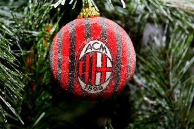 ACMEspanol's tweet photo. Feliz Navidad para todos, especialmente para los tifosi rossoneri ❤️🖤 https://t.co/WJTDG5N7uP