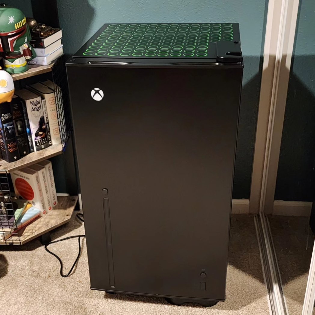 SyrinS0ng's tweet photo. @cthulithid always supporting what a #fangirl I am for #xbox 💚

I can't wait to get a house to put this in a game room! For now, #xboxfridge #XboxSeriesX lives in the office 😍

#PowerYourDreams of chilling cold ones 🧊 https://t.co/uMo9cWJmXL