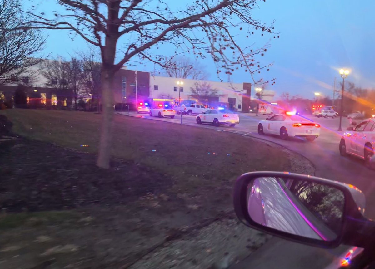 IMPDNW's tweet photo. Our IMPD Northwest District officers participated in the Operation Lights and Siren at the Peyton Manning Children’s Hospital tonight. The mission of the operation was a success as we brought smiles to the faces of some very special children. 
❤️🚨🚔

#TheGreatNorthwest https://t.co/Vf6n25nYKq