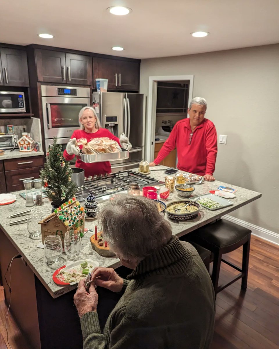 somanypidgeons's tweet photo. Christmas Eve dinner ❤️🍽️🎄 https://t.co/RETXwqvHuF