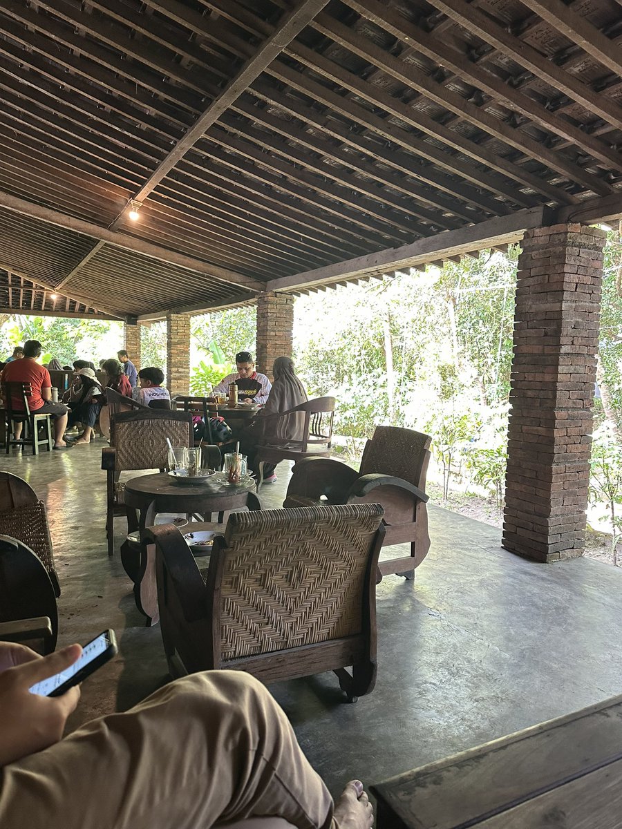 hanihanidia's tweet photo. Biasanya dijogja ke kopi bukan luwak karena males antri di kopi klotok. Hari ini nemu alternatif makan lodeh telur dan pisang goreng yang rame tapi ga antri di kopi rolas 😁😁

Dan bakwan jagungnya enaaaak 🫶🏻 https://t.co/cezL9L5hqO