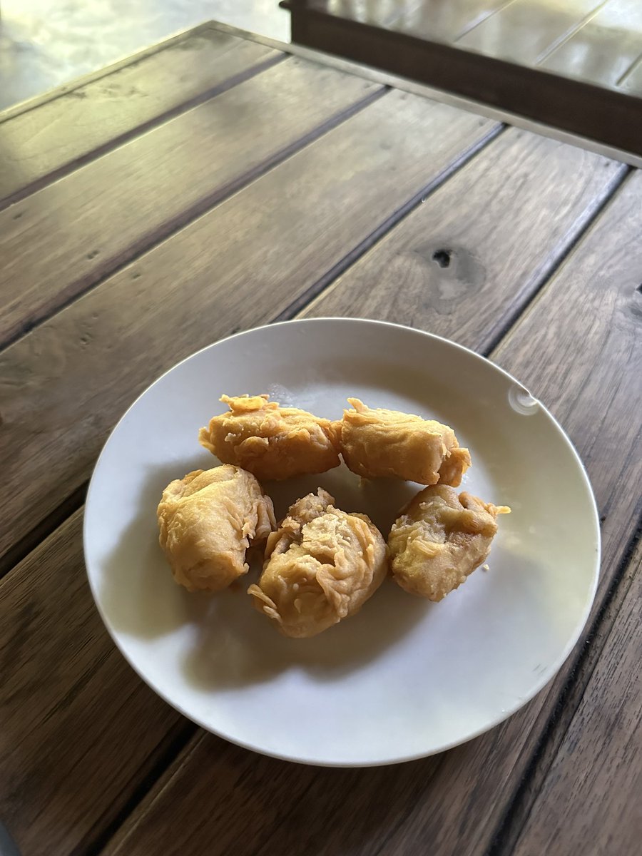 hanihanidia's tweet photo. Biasanya dijogja ke kopi bukan luwak karena males antri di kopi klotok. Hari ini nemu alternatif makan lodeh telur dan pisang goreng yang rame tapi ga antri di kopi rolas 😁😁

Dan bakwan jagungnya enaaaak 🫶🏻 https://t.co/cezL9L5hqO