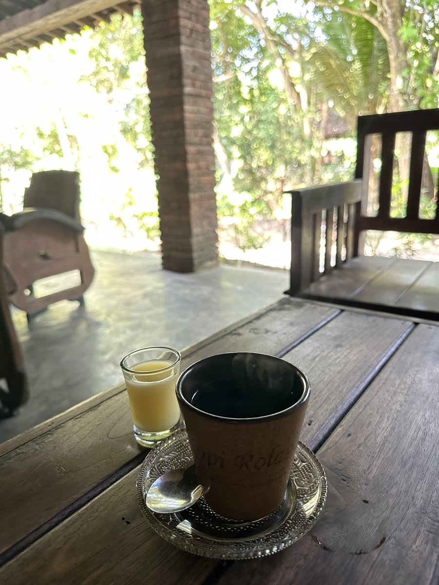 hanihanidia's tweet photo. Biasanya dijogja ke kopi bukan luwak karena males antri di kopi klotok. Hari ini nemu alternatif makan lodeh telur dan pisang goreng yang rame tapi ga antri di kopi rolas 😁😁

Dan bakwan jagungnya enaaaak 🫶🏻 https://t.co/cezL9L5hqO