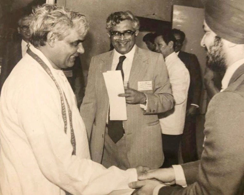 HardeepSPuri's tweet photo. कर्तव्य के पुनीत पथ को
हमने स्वेद से सींचा है,
कभी-कभी अपने अश्रु और -
प्राणों का अर्ध्य भी दिया है।

किंतु, अपनी ध्येय-यात्रा में -
हम कभी रुके नहीं हैं।
किसी चुनौती के सम्मुख
कभी झुके नहीं हैं।

I pay tribute to one of India’s most towering political stalwarts, the widely admired statesman & inspirational former Prime Minister Sh Atal Bihari Vajpayee Ji on his Jayanti.

His exemplary ideas & ideology continue to guide us into the future.