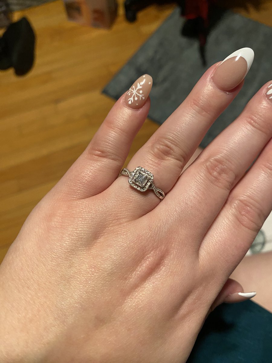 Kaitlinrodri161's tweet image. @jakemiller best Christmas ever 😁I said yes!!!!