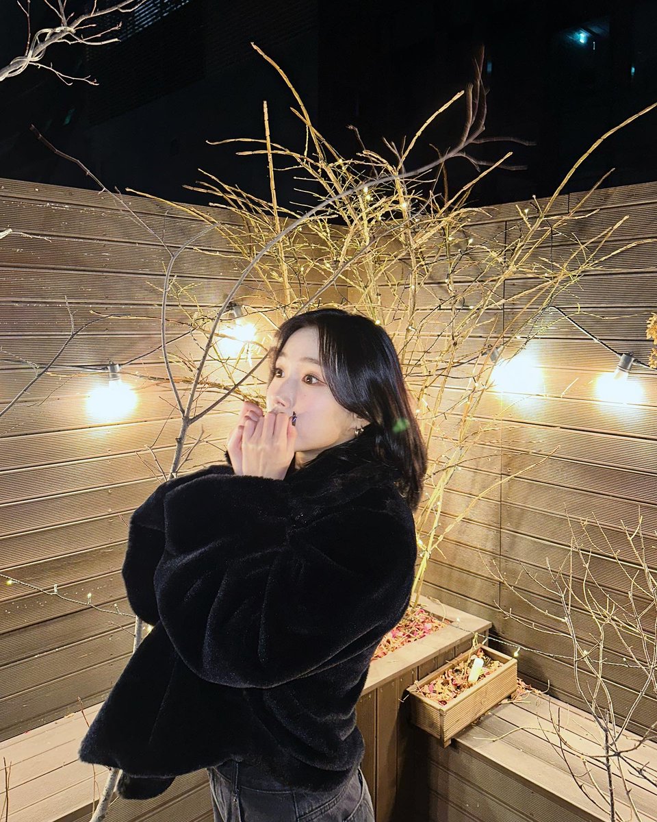 official_kep1er's tweet photo. 케플리안 해피 크리스마스💚❤️

#서영은 #YOUNGEUN
#Kep1er #케플러 https://t.co/U7q4rhJkeZ