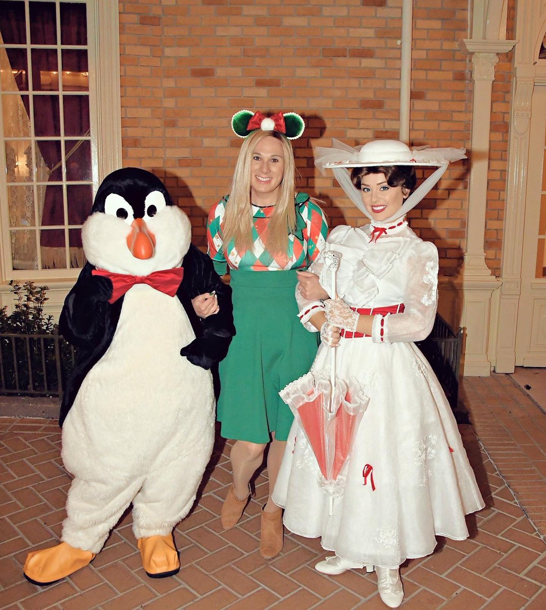 Ash_G_Salisbury's tweet image. Mr Penguin and Mary Poppins coordinated well, but I wouldn’t expect anything less from Mary Poppins #PracticallyPerfect 💁🏼‍♀️