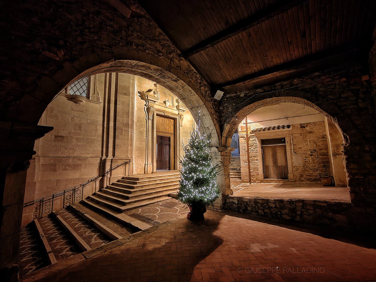 Che la magia del Natale possa accarezzare tutti i vostri sogni e le vostre speranze.

Auguri a tutti 🌠

#gius01pal #giuseppepalladino #puglia #regionepuglia #rocchettasantantonio  #volgoitalia  #weareinpuglia  #puglia #december #dicembre #tradizioni #feliznavidad #25dicembre