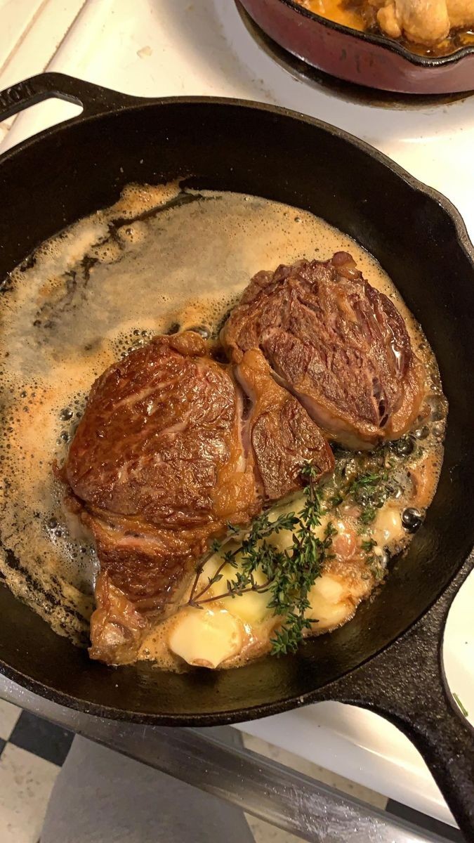 `` ฮะ ๆ ถ้าไม่รังเกียจก็เชิญทานขนมที่ผมทำไว้ตามสบายเลยนะครับ ส่วนพวกเนื้อ ผมขอเวลาอีกสักหน่อยนะ ``