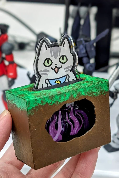 アクスタのサンプルはもう社内に届いてるニャンけどプラモ塗装オタクのDLsite社員ちゃんに早速弄ばれてて猫草生えたニャンね…… 