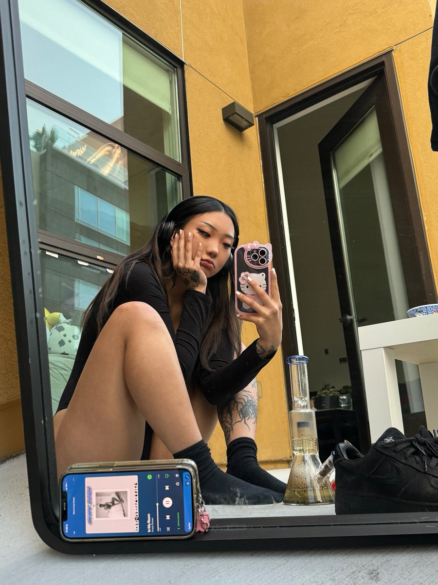 saucekaybaby's tweet photo. ashy ass kneecap https://t.co/jqrYgStk1k