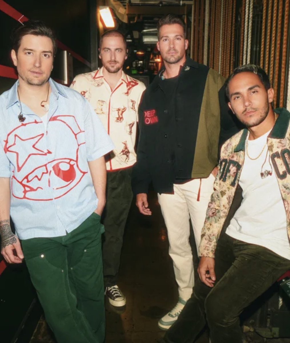 ¡FELIZ NAVIDAD RUSHER! 
 💌 Deseamos de todo corazón que está navidad esté llena de buenos momentos para ti, que recibas mucho amor, que tus ojitos brillen más que las luces navideñas, y que tus abrazos den más calor que un vasito de ponche ❤️