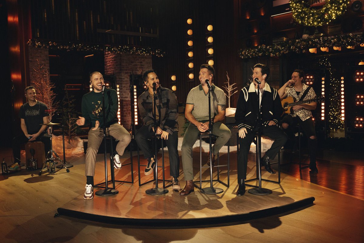 ¡FELIZ NAVIDAD RUSHER! 
 💌 Deseamos de todo corazón que está navidad esté llena de buenos momentos para ti, que recibas mucho amor, que tus ojitos brillen más que las luces navideñas, y que tus abrazos den más calor que un vasito de ponche ❤️