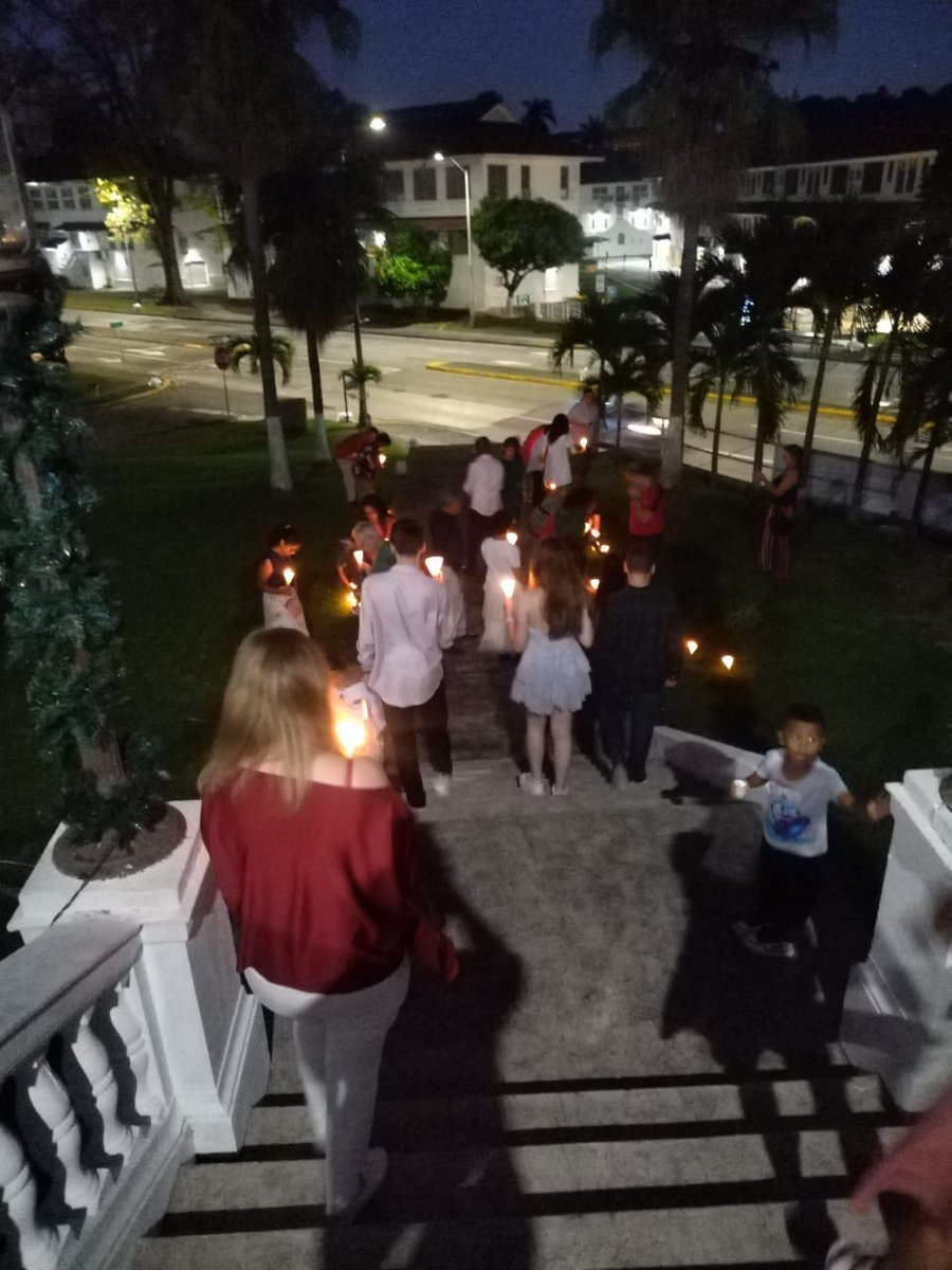 criticaenlinea's tweet photo. Una tradición que hoy cumplió 82 años. Se trata del Christmas Candle Light, una espera de la Navidad con el encendido de velas en el templo Balboa Union Church, en Panamá.
Es una ceremonia que data desde 1941, en plena Segunda Guerra Mundial. https://t.co/5ThrSbybZZ
