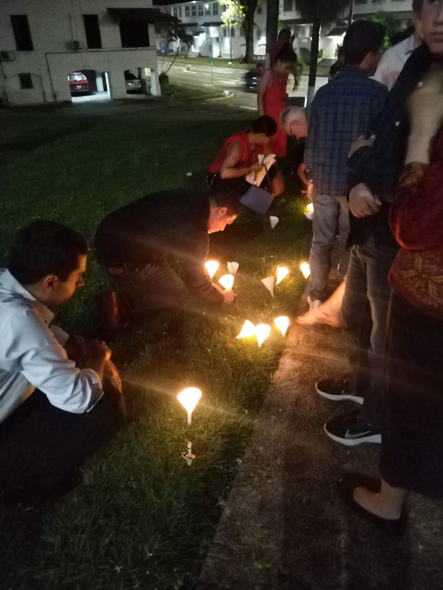 criticaenlinea's tweet photo. Una tradición que hoy cumplió 82 años. Se trata del Christmas Candle Light, una espera de la Navidad con el encendido de velas en el templo Balboa Union Church, en Panamá.
Es una ceremonia que data desde 1941, en plena Segunda Guerra Mundial. https://t.co/5ThrSbybZZ