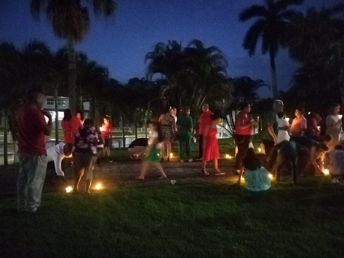 criticaenlinea's tweet photo. Una tradición que hoy cumplió 82 años. Se trata del Christmas Candle Light, una espera de la Navidad con el encendido de velas en el templo Balboa Union Church, en Panamá.
Es una ceremonia que data desde 1941, en plena Segunda Guerra Mundial. https://t.co/5ThrSbybZZ