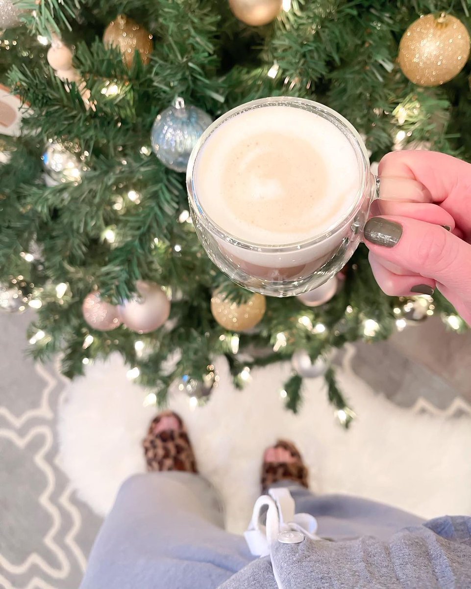 Cheers to the holiday season! Wishing you all a merry Christmas. 🎅🏻🎄☕️
📷by @monyju

#lattesofinstagram #christmastime #happyholidays