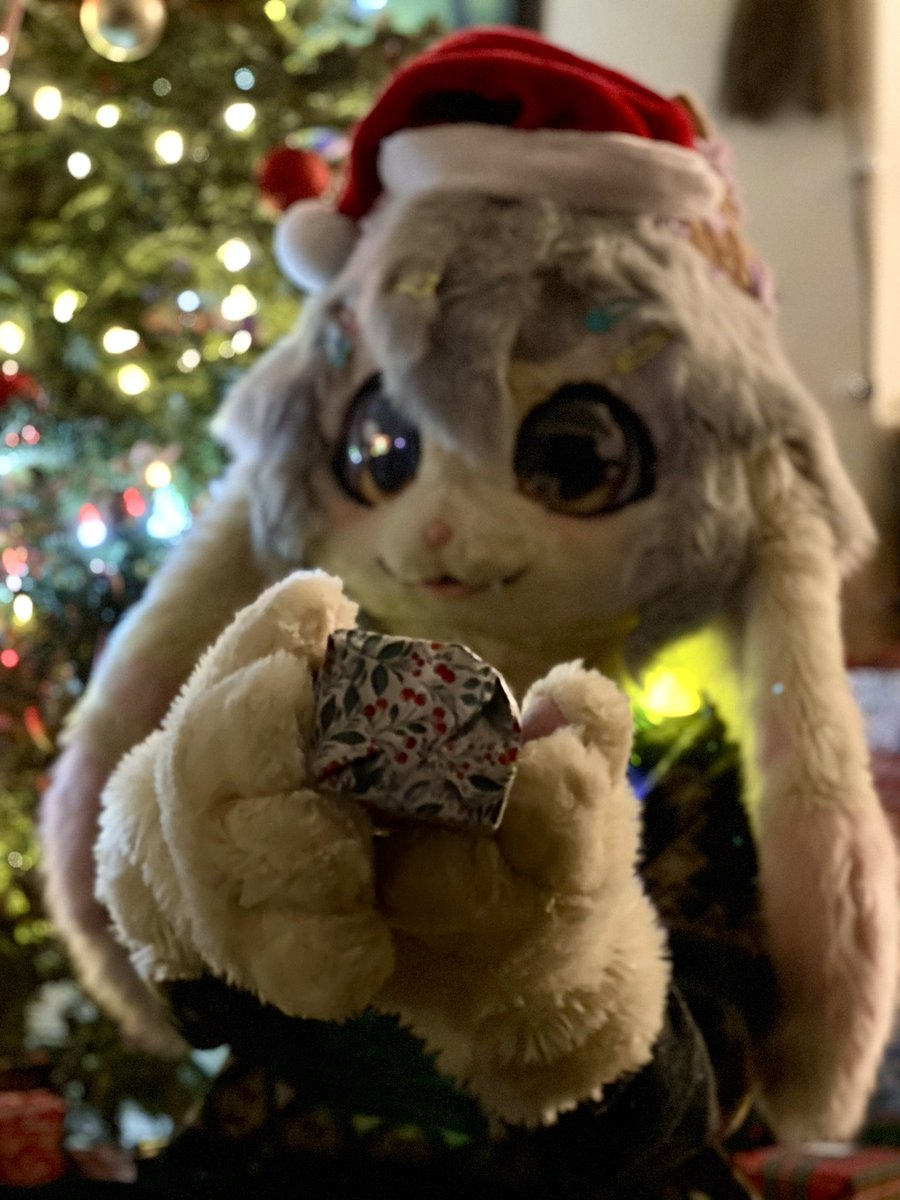 Fleurfurr's tweet photo. open one gift early!
i wont tell :3 https://t.co/PVGOaUOfKc